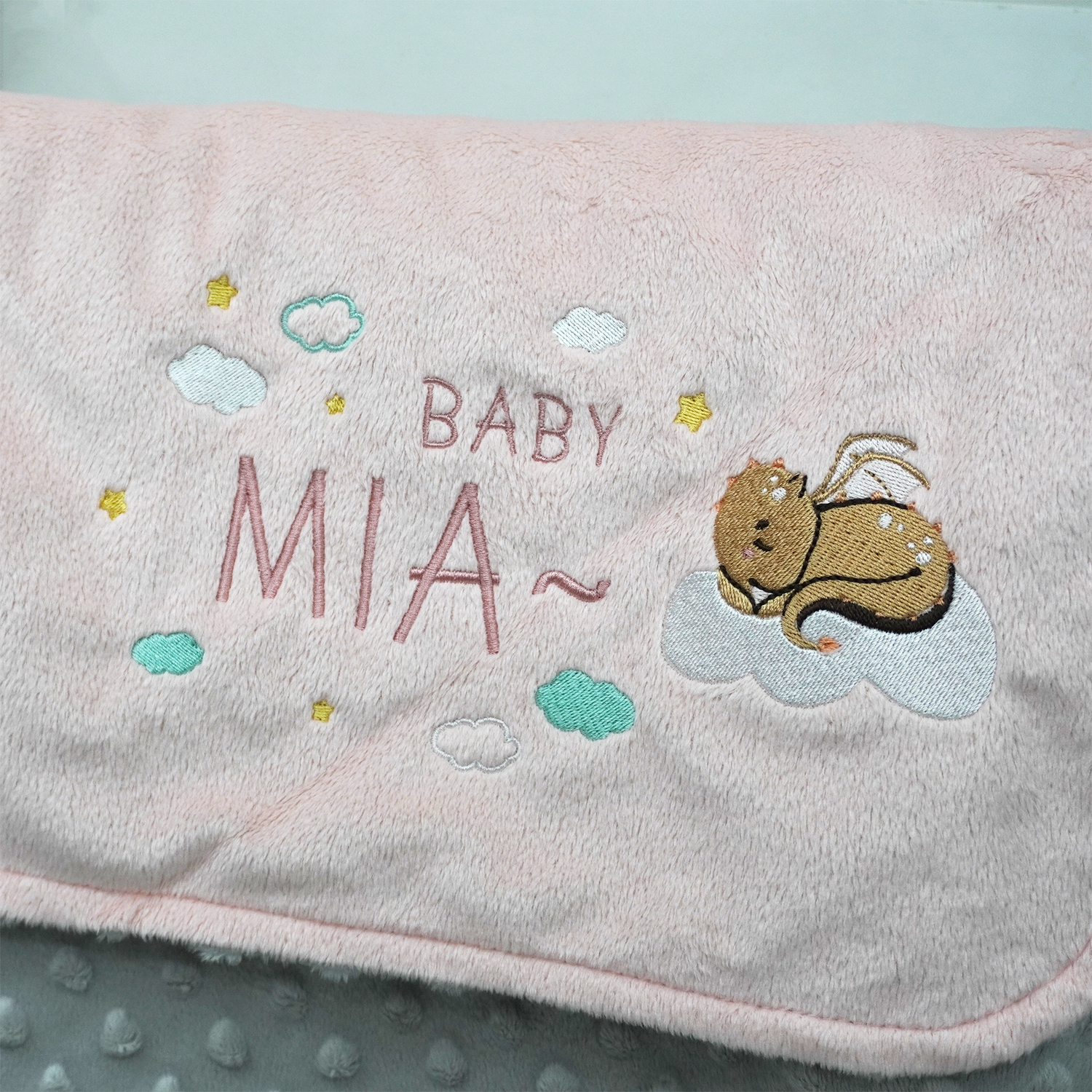 ผ้าห่ม Minky - สี Rose Quartz&Grey 75x100cm แบบปักชื่อ+การ์ตูน - Dragon