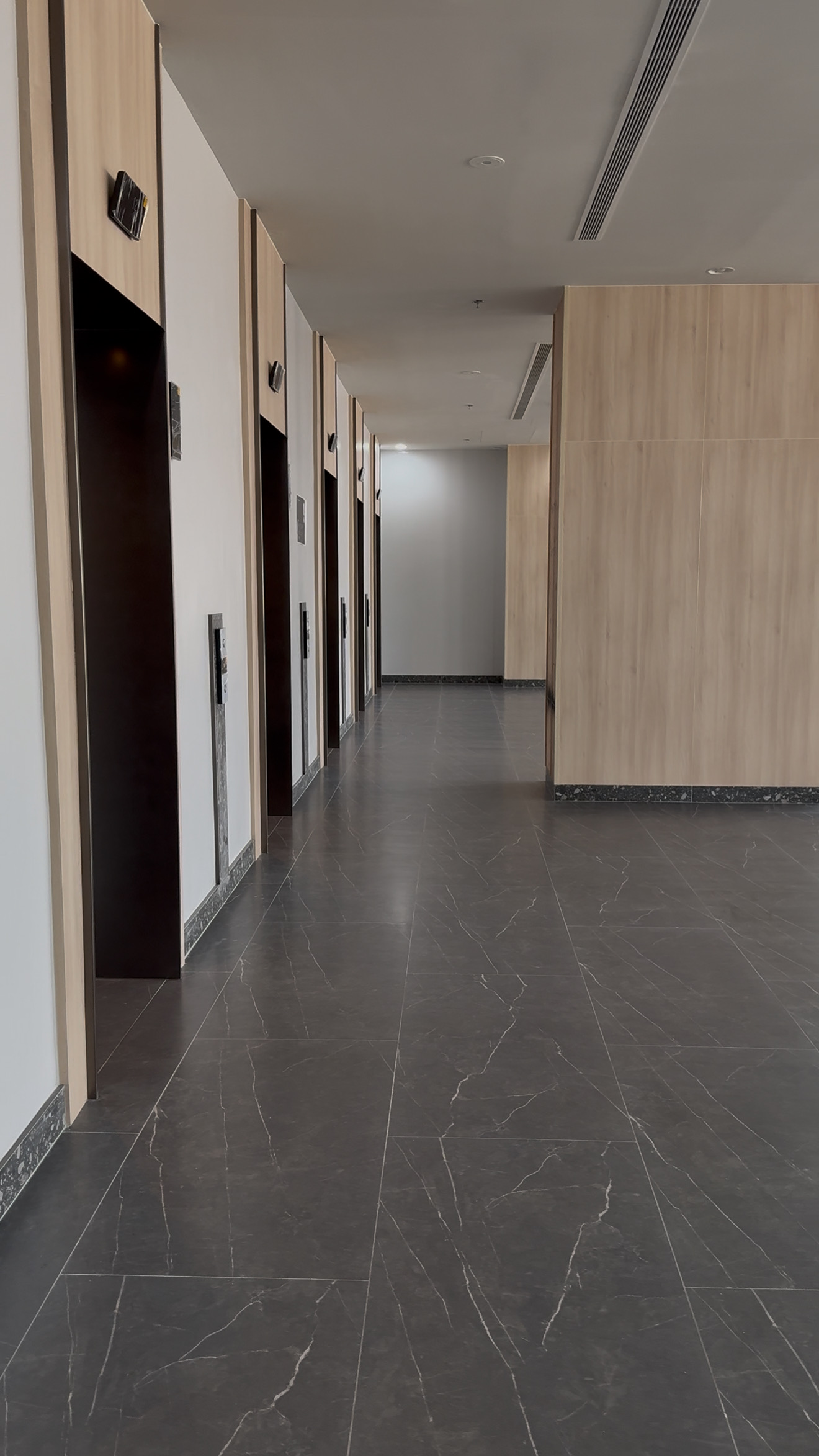 อาคารรามคำแหง ฮิลล์ ( Ramkhamhaeng Hills ) สำนักงานให้เช่าติดถนนรามคำแหง ใกล้รถไฟฟ้า MRT สายสีส้ม สถานีรามคำแหง 12 เพียง 100 ม.