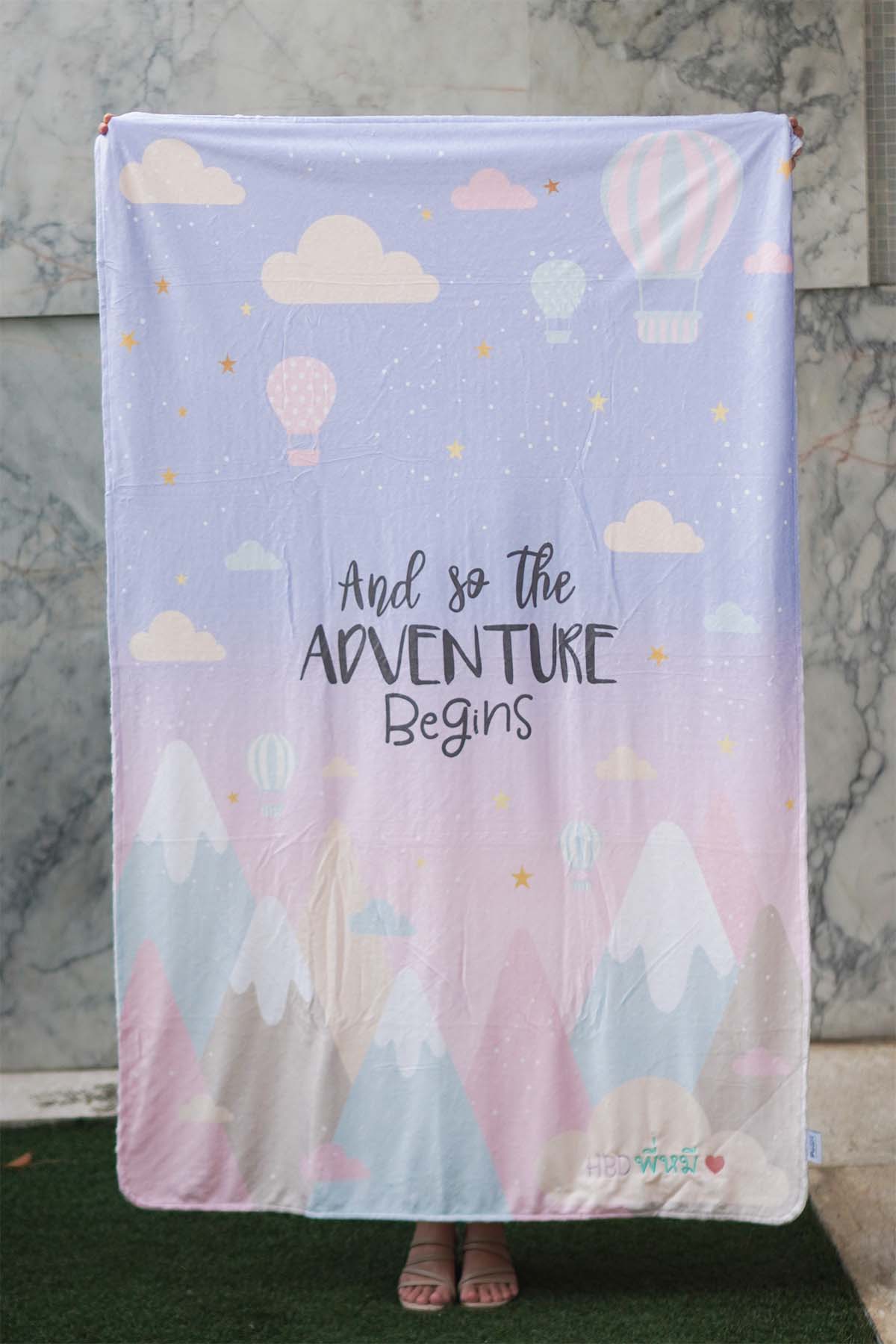 ผ้าห่ม Minky ลาย Mountain 100x150cm แบบปักชื่อ ด้านหลังสีครีม