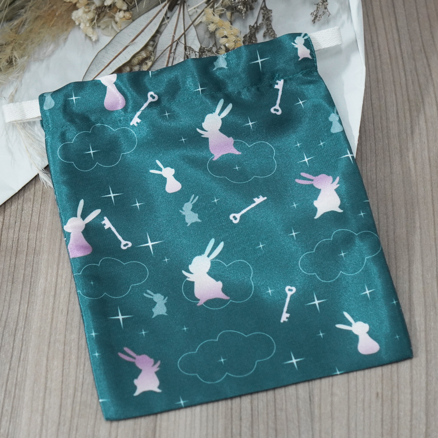 ผ้าคลุมให้นม สั่งทำใส่ชือ ลาย Wonderland - Green