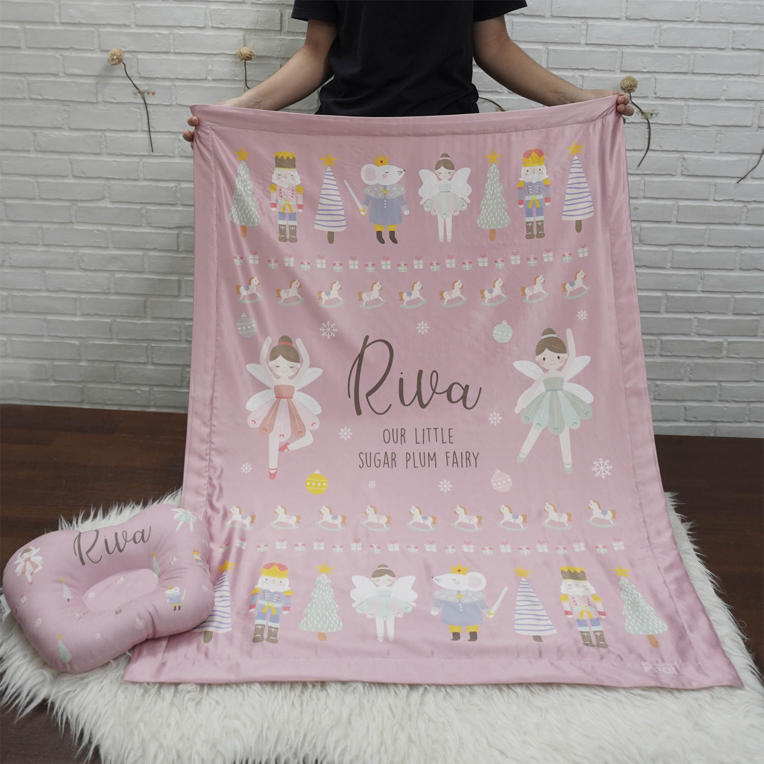 ชุดของขวัญเด็กแรกเกิด หมอนหลุม + ผ้าห่มขนาด 75x100cm ลาย The nutcracker & Sugar Plum Fairy - Pink