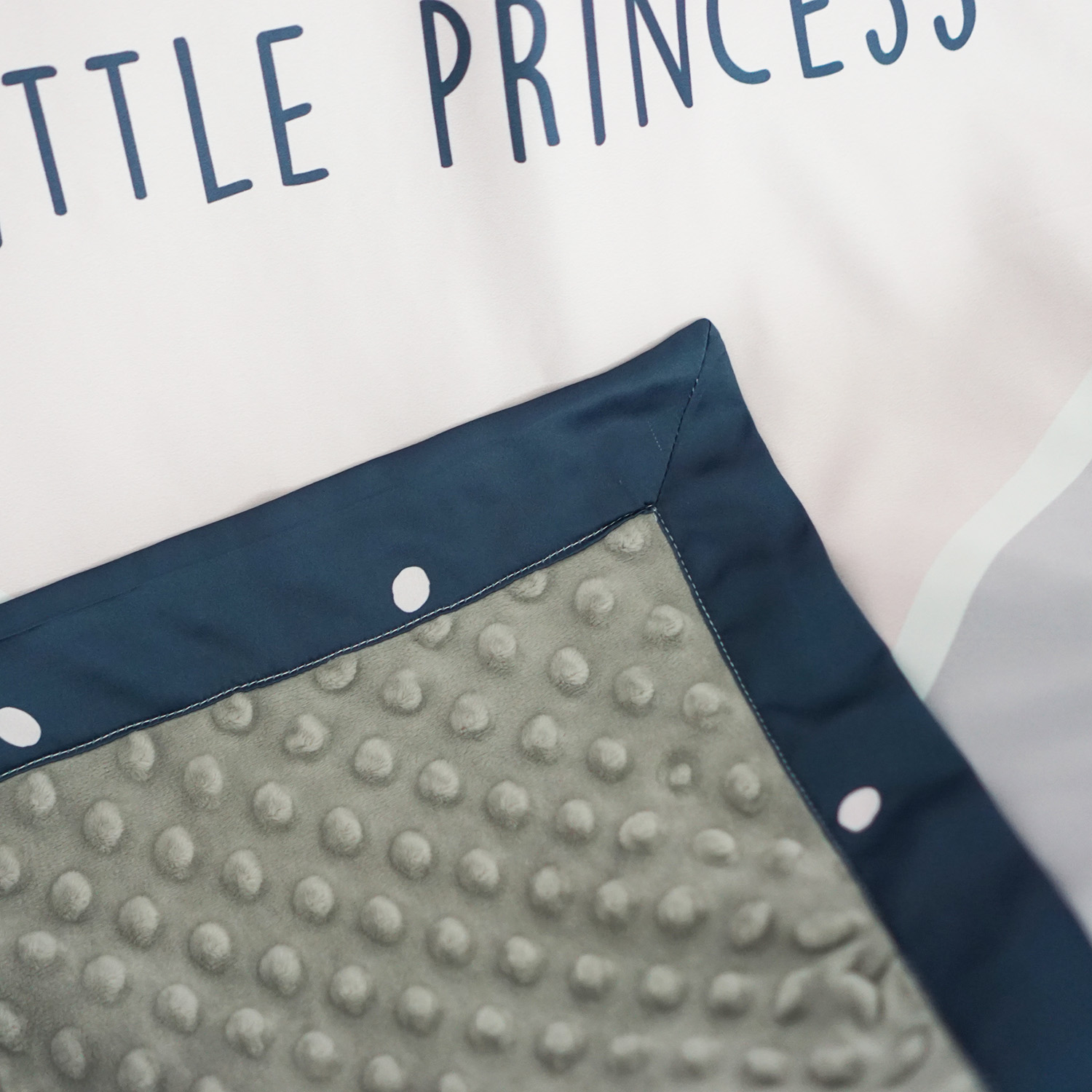 ผ้าห่ม สั่งทำใส่ชื่อ ลาย Triangle - Pink/Grey/Navy