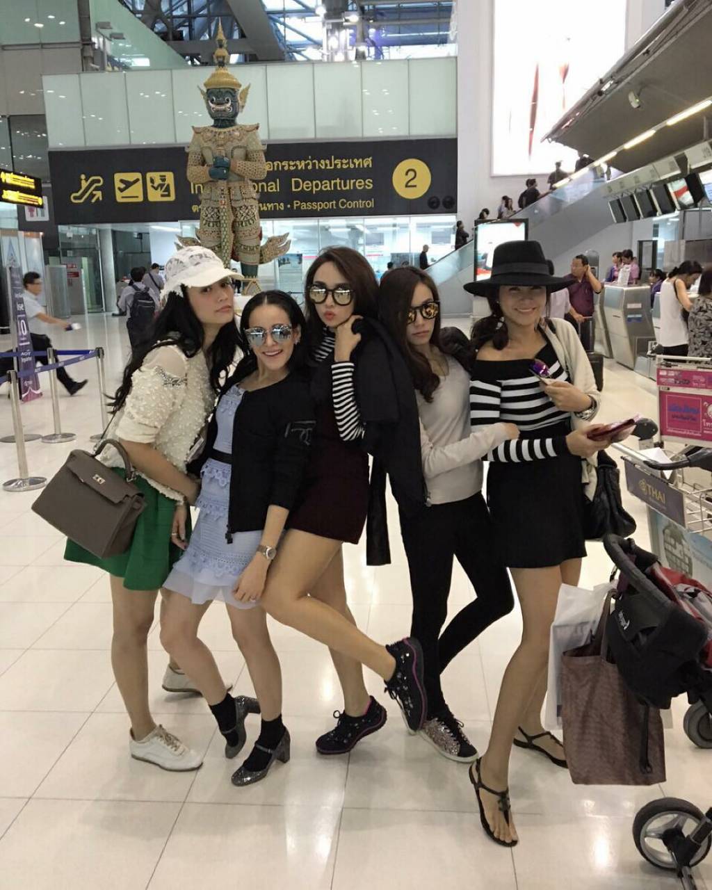 พร้อมส่ง : รองเท้า MIUMIU Sneakers Hi-End Grade (สีชมพู)