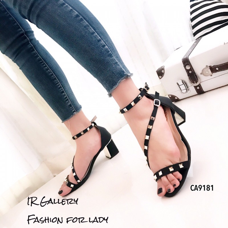 รองเท้า Valentino หนังเงาสายไข้ว (สีดำ)