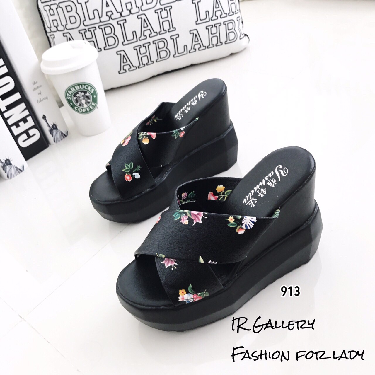 รองเท้าส้นเตารีดลายดอกไม้ (สีดำ)