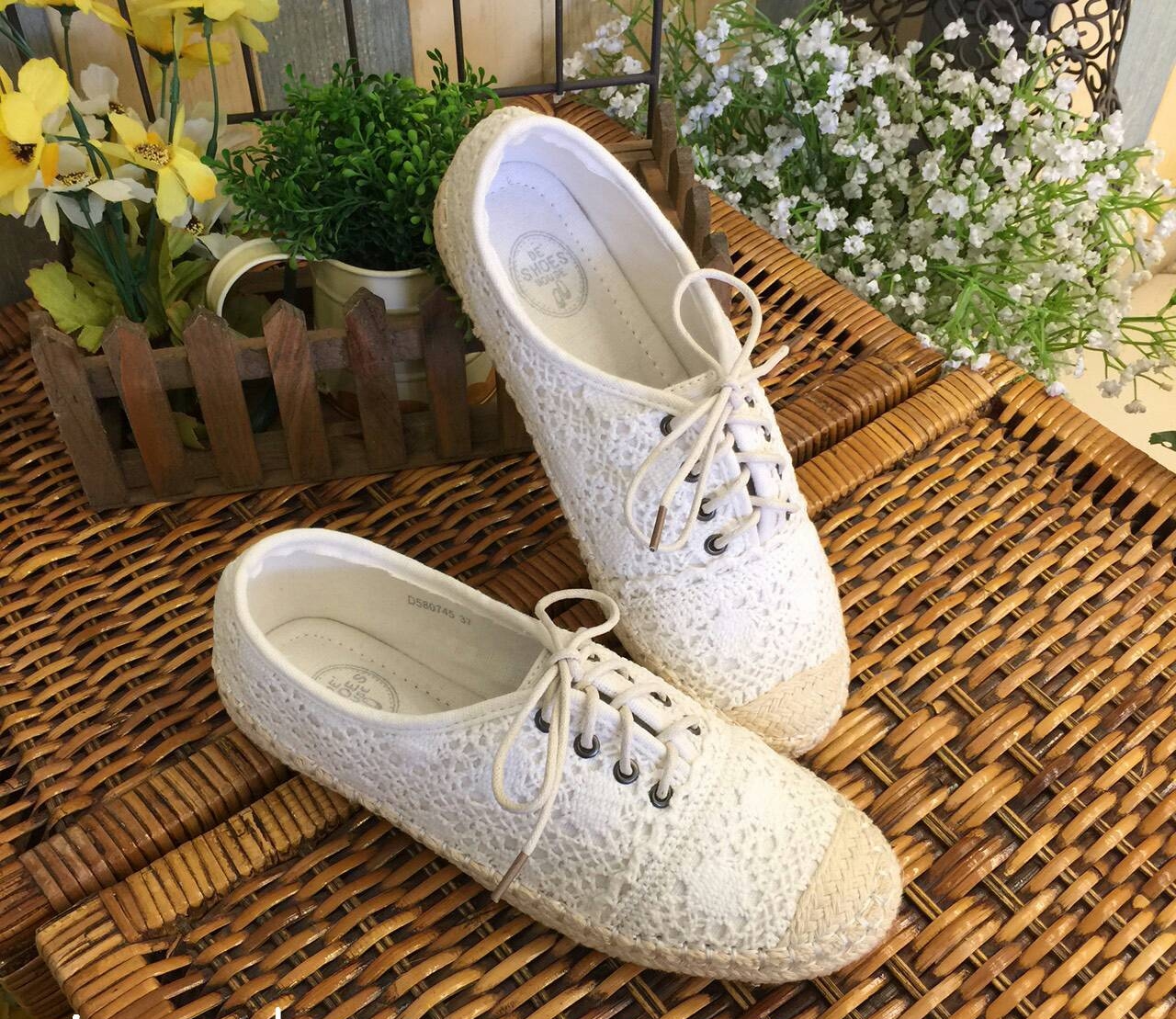 พร้อมส่ง : รองเท้าผ้าใบลูกไม้สไตล์วินเทจ (สีขาว)