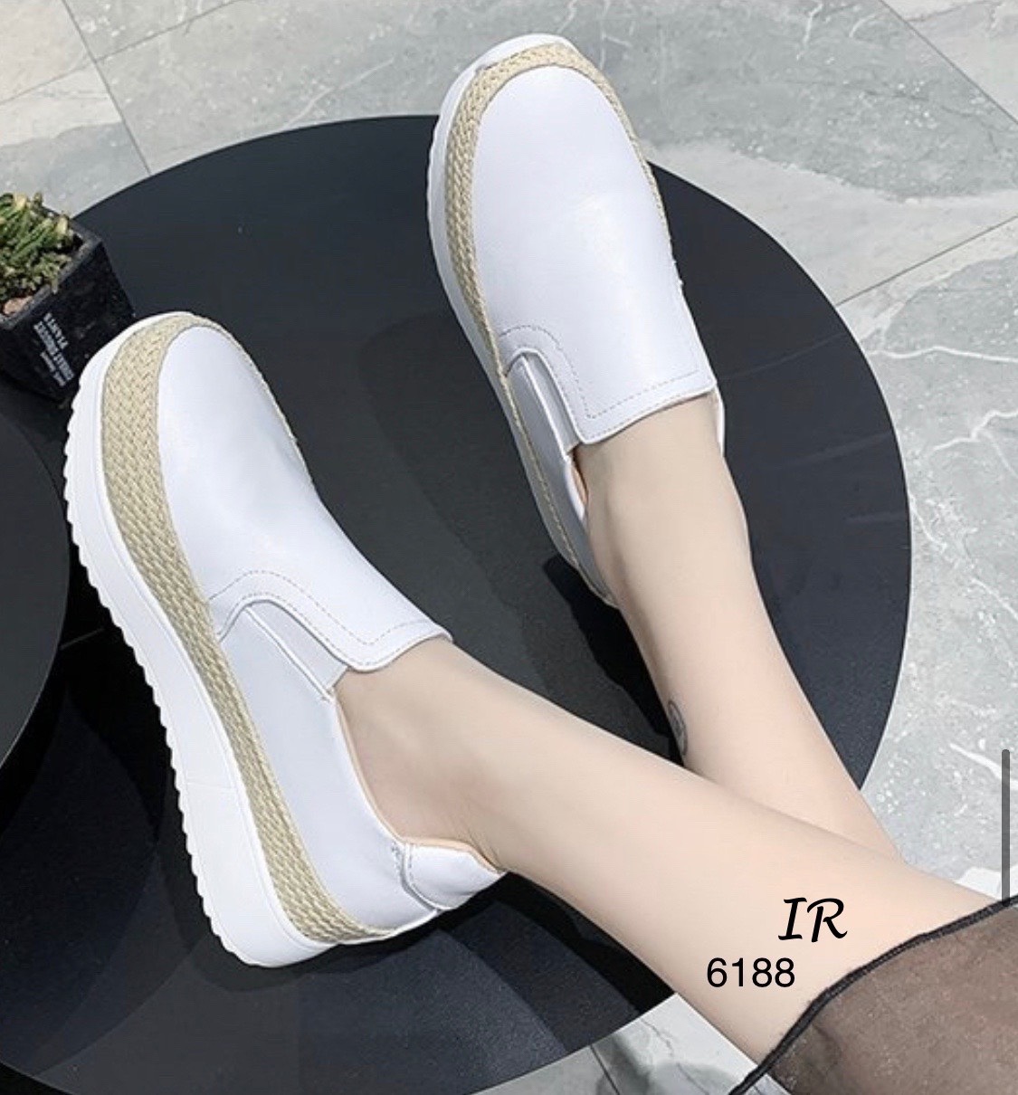 รองเท้าผ้าใบพียูทรง Slip on