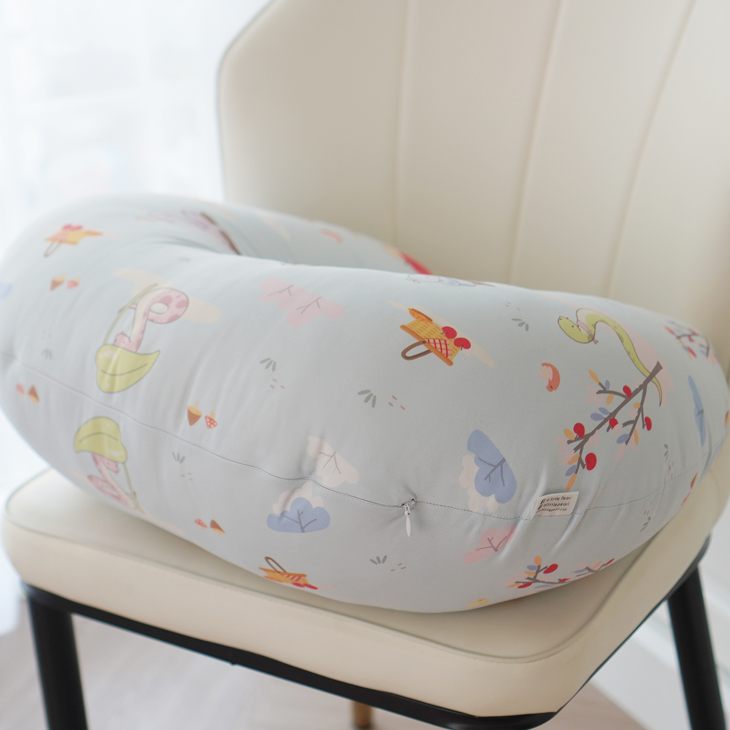 หมอนรองให้นม Nursing Pillow แบบพร้อมส่ง ลาย Snakes in the garden - Blue