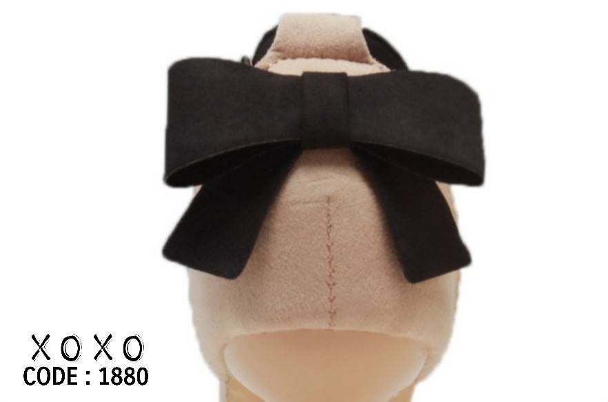 รองเท้าส้สูงแต่งโบว์หลัง (สีดำ)