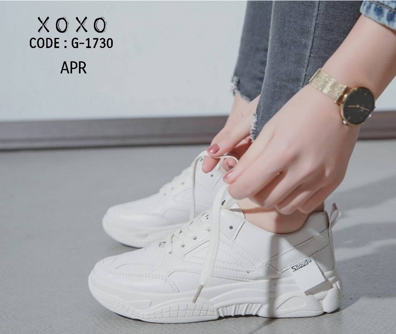 รองเท้าผ้าใบทรงสปอร์ตแต่งแถบป้าย (สีครีม)