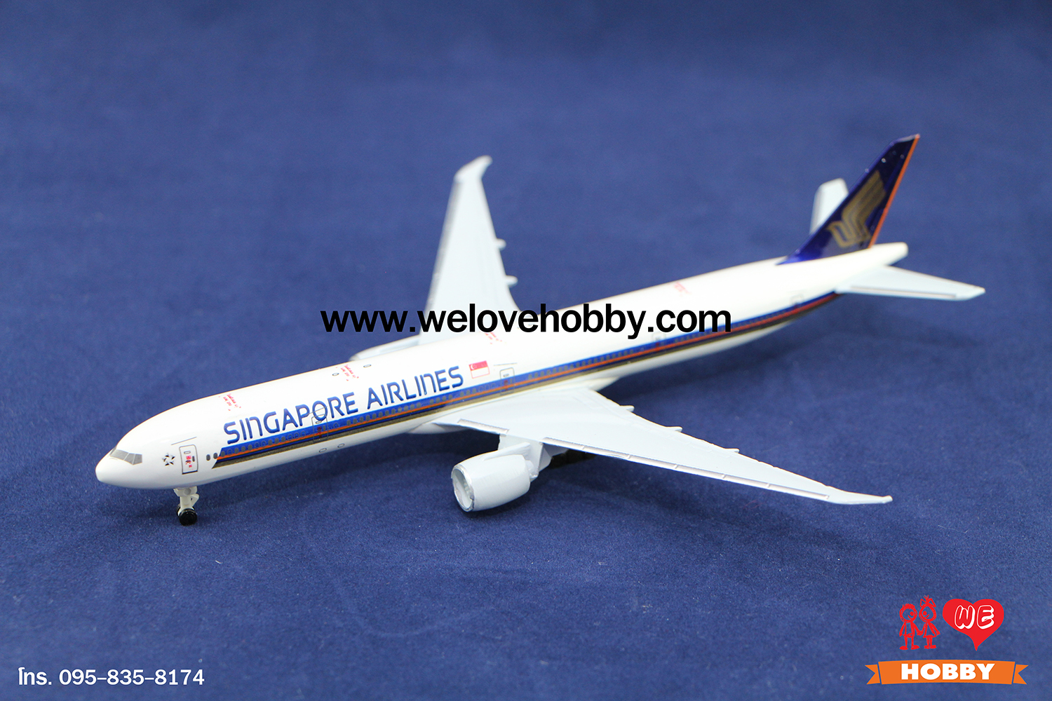 โมเดลเครื่องบิน Singapore Airlines (Boeing 777) สิงคโปร์ ไซส์กลาง แบบมีล้อเครื่องบิน (1:400)