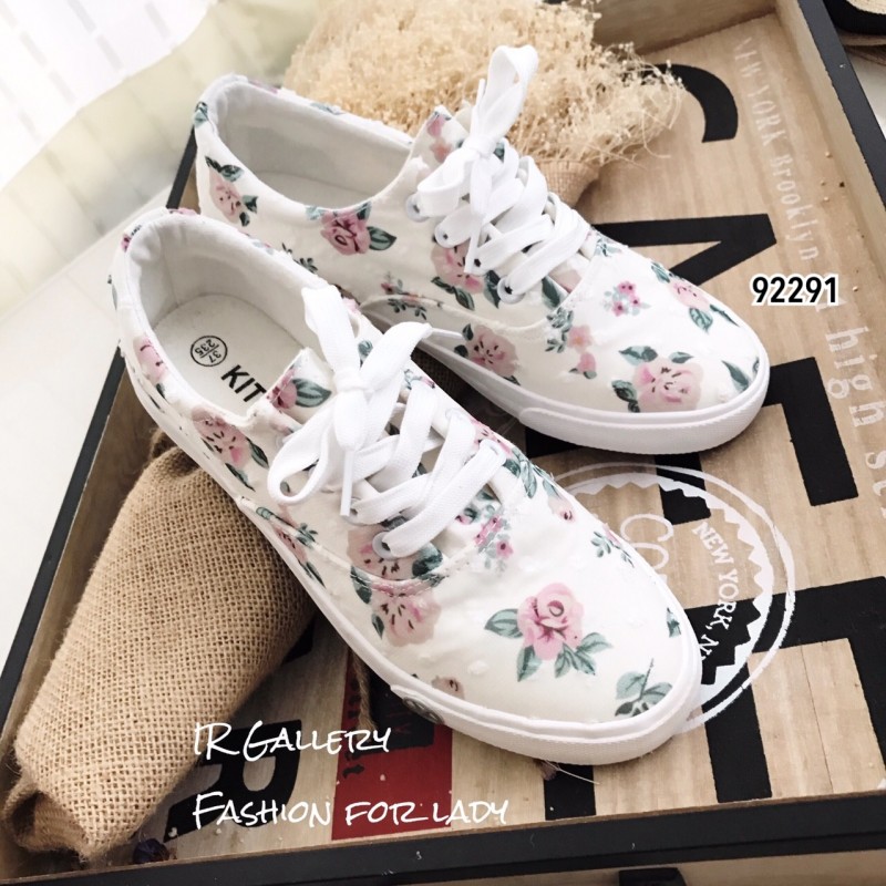 รองเท้าผ้าใบทรง Kedsลายดอกไม้