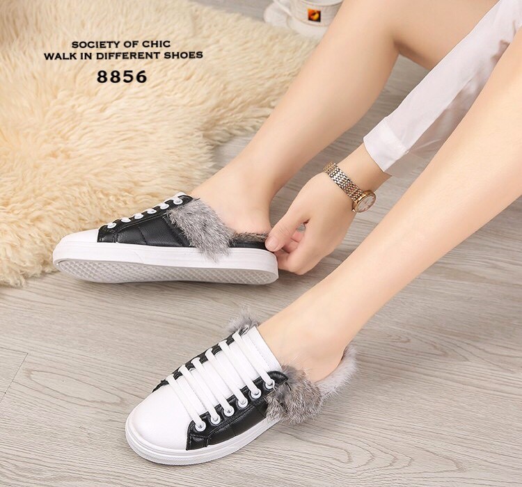 รองเท้าผ้าใบเปิดส้นแต่งขน (สีดำ)