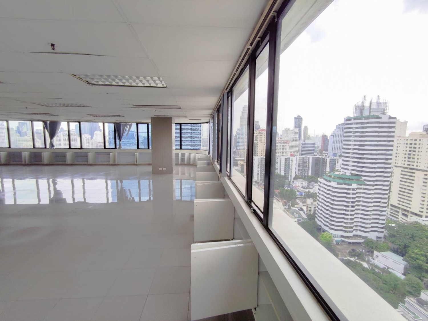 ขาย/ให้เช่าพื้นที่สำนักงานออฟฟิศย่านสุขุมวิท กรุงเทพฯ ตรงข้ามสวนเบญจกิติ ใกล้สถานีรถไฟฟ้า BTS อโศก และ MRT สุขุมวิท เพียง 750 เมตร | Ocean Tower 1