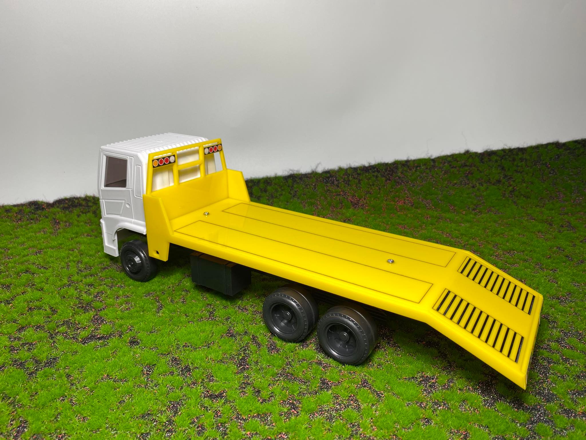 โมเดลรถ 10 ล้อ รถย้ายรถขุดจำลอง 1/24 รถบรรทุกหม่ำโมเดลรถเทรนเลอร์ ของเล่นเด็กผู้ชาย toy