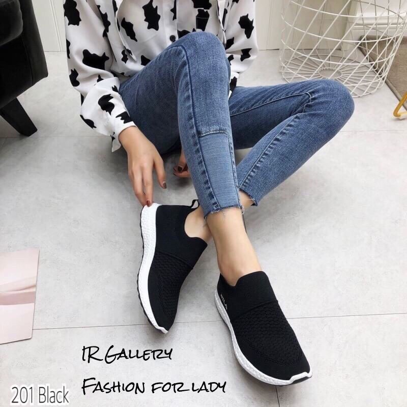 รองเท้าผ้าใบทรงสวมแต่งโลโก้ (สีขาว)