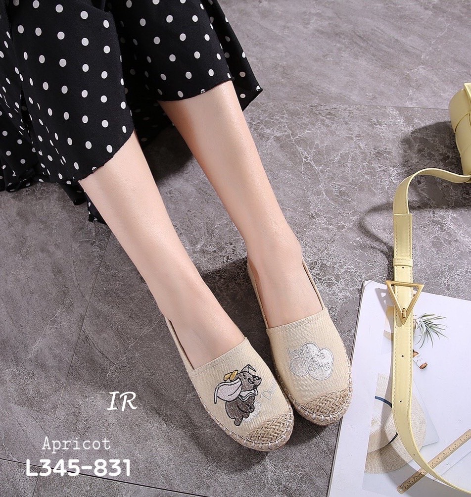 รองเท้าลำลองแบบสวมปักลาย (สีขาว)