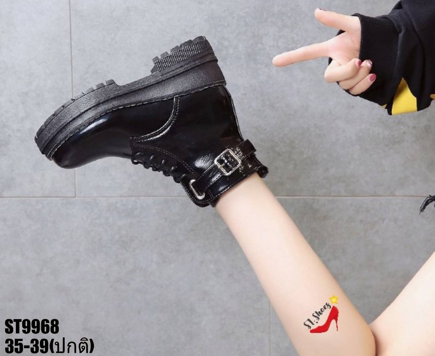 รองเท้าผ้าใบหุ้มข้อหนังเงาแต่งเข็มขัด