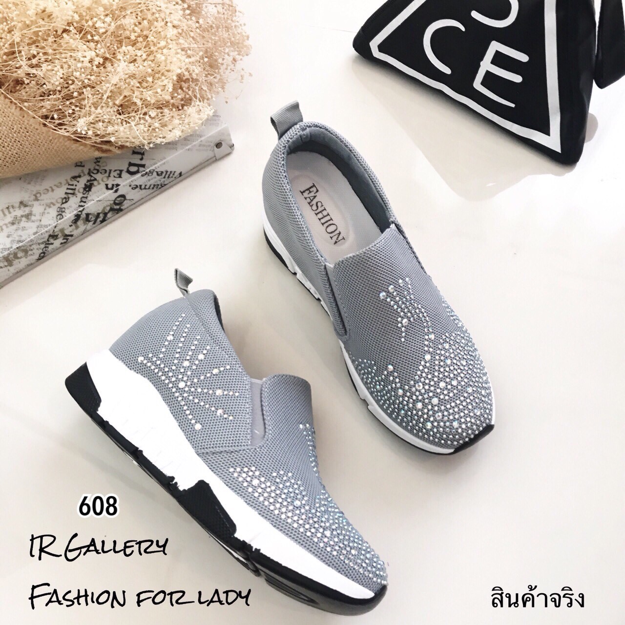 รองเท้าผ้าใบเสริมส้นแต่งคริสตัล (สีเทา)