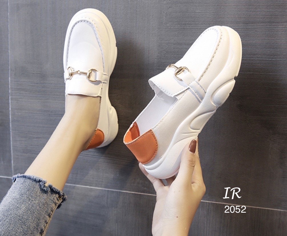 รองเท้าผ้าใบพียูนิ่มแต่งอะไหล่ (สีขาวล้วน)