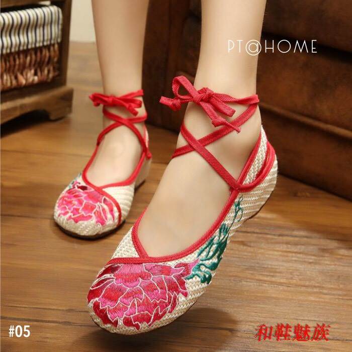 รองเท้าปักลายดอกบัวรุ่นพันขา (สีครีม)
