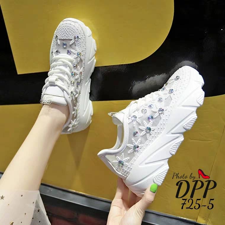 รองเท้าผ้าใบแฟชั่นปักลายดอกไม้แต่งเพชร