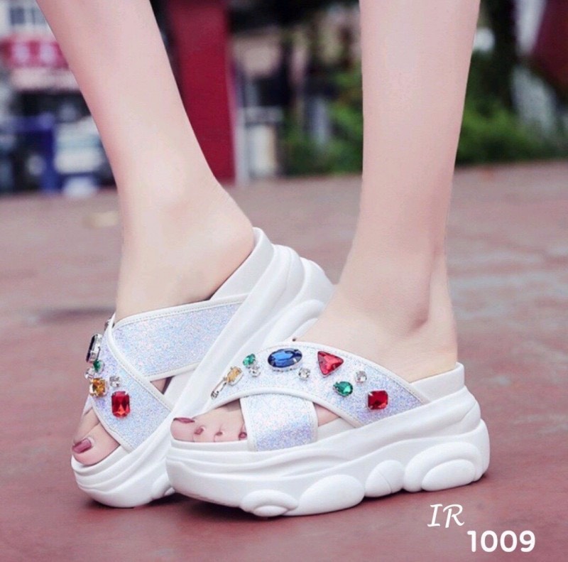 รองเท้าแตะเสริมส้นแต่งอะไหล่เพชร
