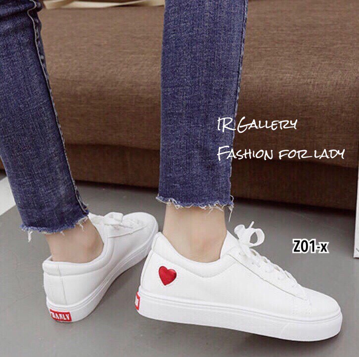 รองเท้าผ้าใบพียูนิ่มแต่งหัวใจ