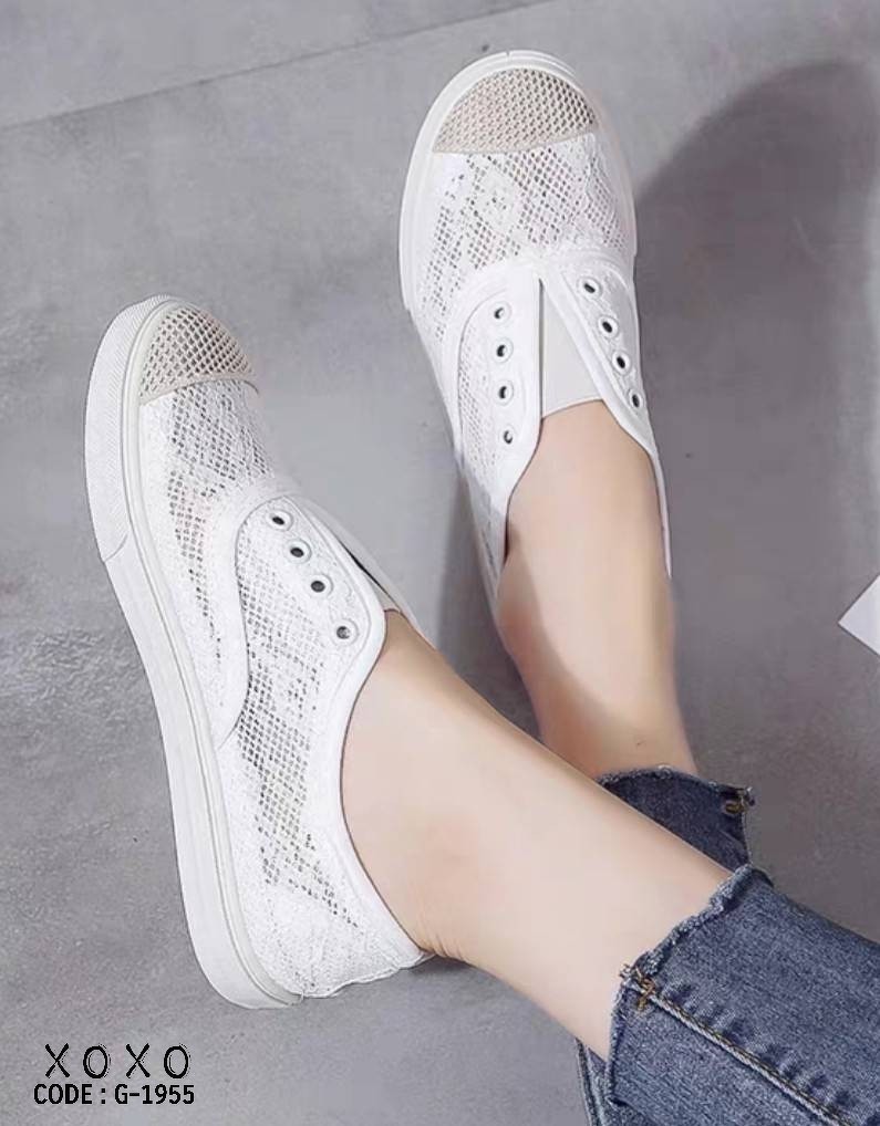 รองเท้าผ้าใบทรงสวมแต่งลายลูกไม้ (สีขาว)