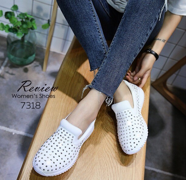 รองเท้าผ้าใบทรงสวมแต่งหมุด (สีขาว)