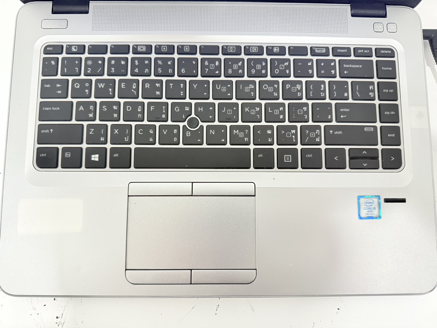 โน๊ตบุ๊ค HP EliteBook 840 G4 (i5-7300U/8GB/M.2 256GB) ไม่มี Adapter แบตเสื่อม จอ Bright จอมีรอย ขอบยางเสื่อม