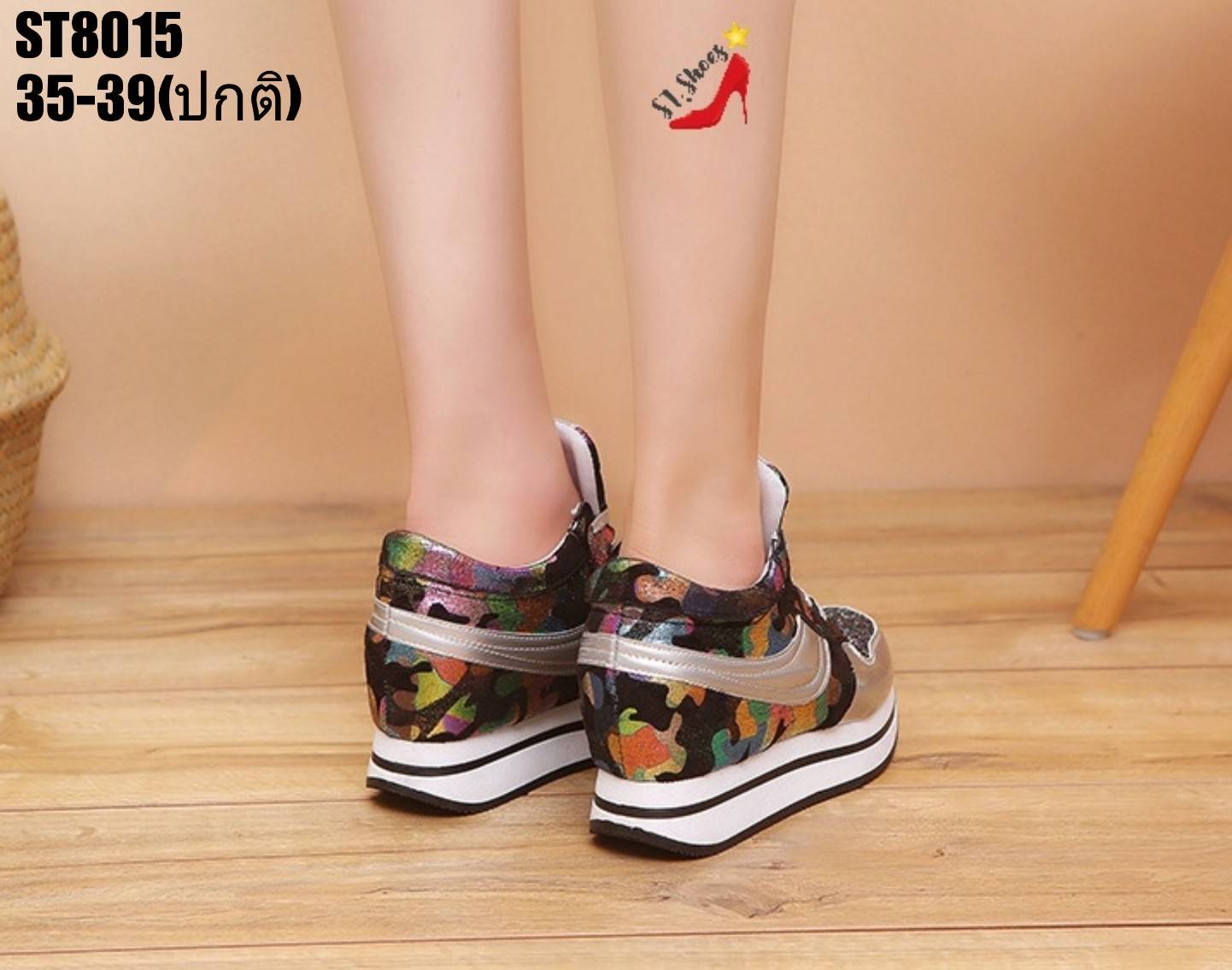 รองเท้าผ้าใบเสริมส้นกลิตเตอร์แต่งลาย (สีดำ)