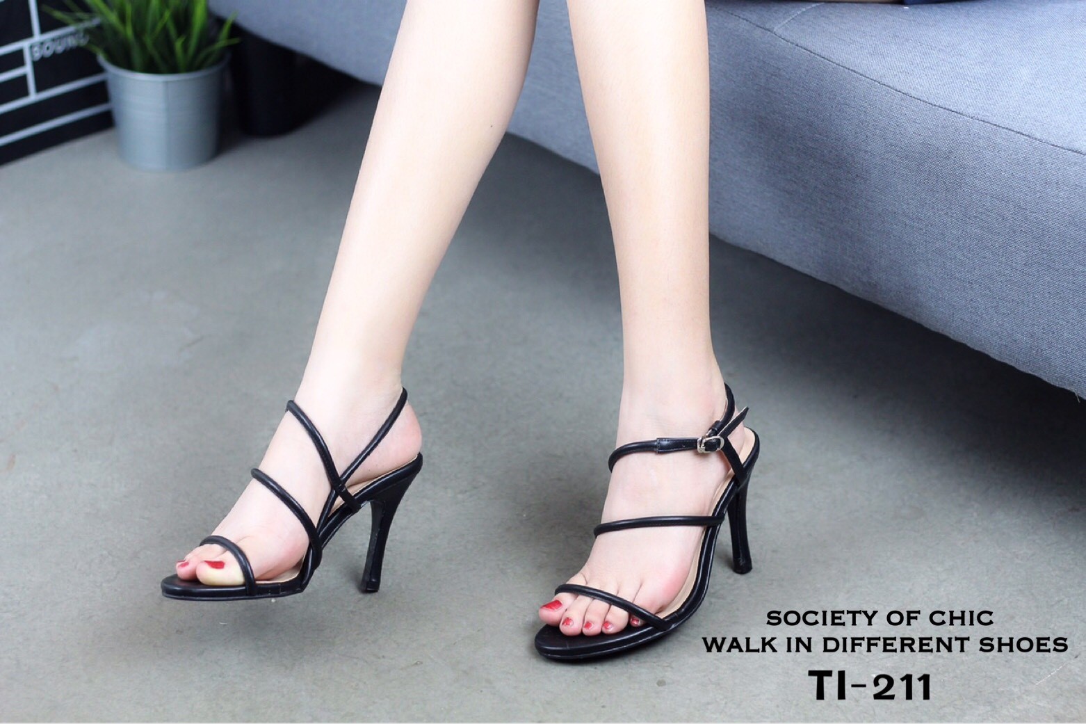 รองเท้าส้นสูงแต่งสายไขว้รัดส้น (สีดำ)