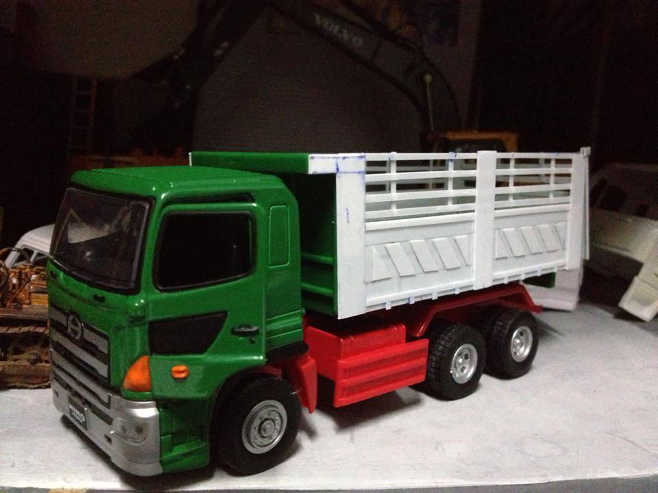 ต่อกระบะโมเดลรถบรรทุกจำลองฮีโน่ 700 1/43