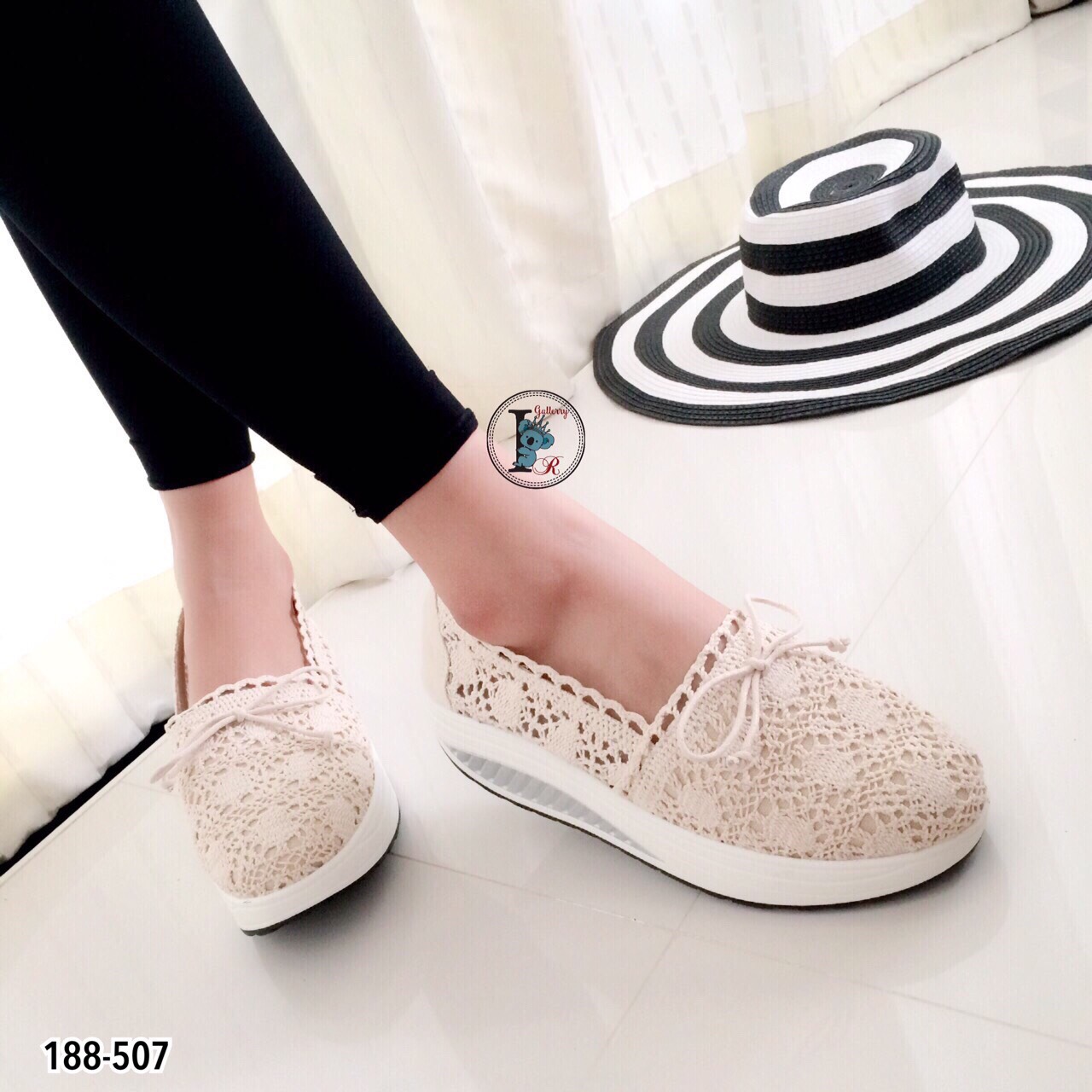 รองเท้าผ้าใบลูกไม้ติดโบว์ทรง Sport (สีดำ)