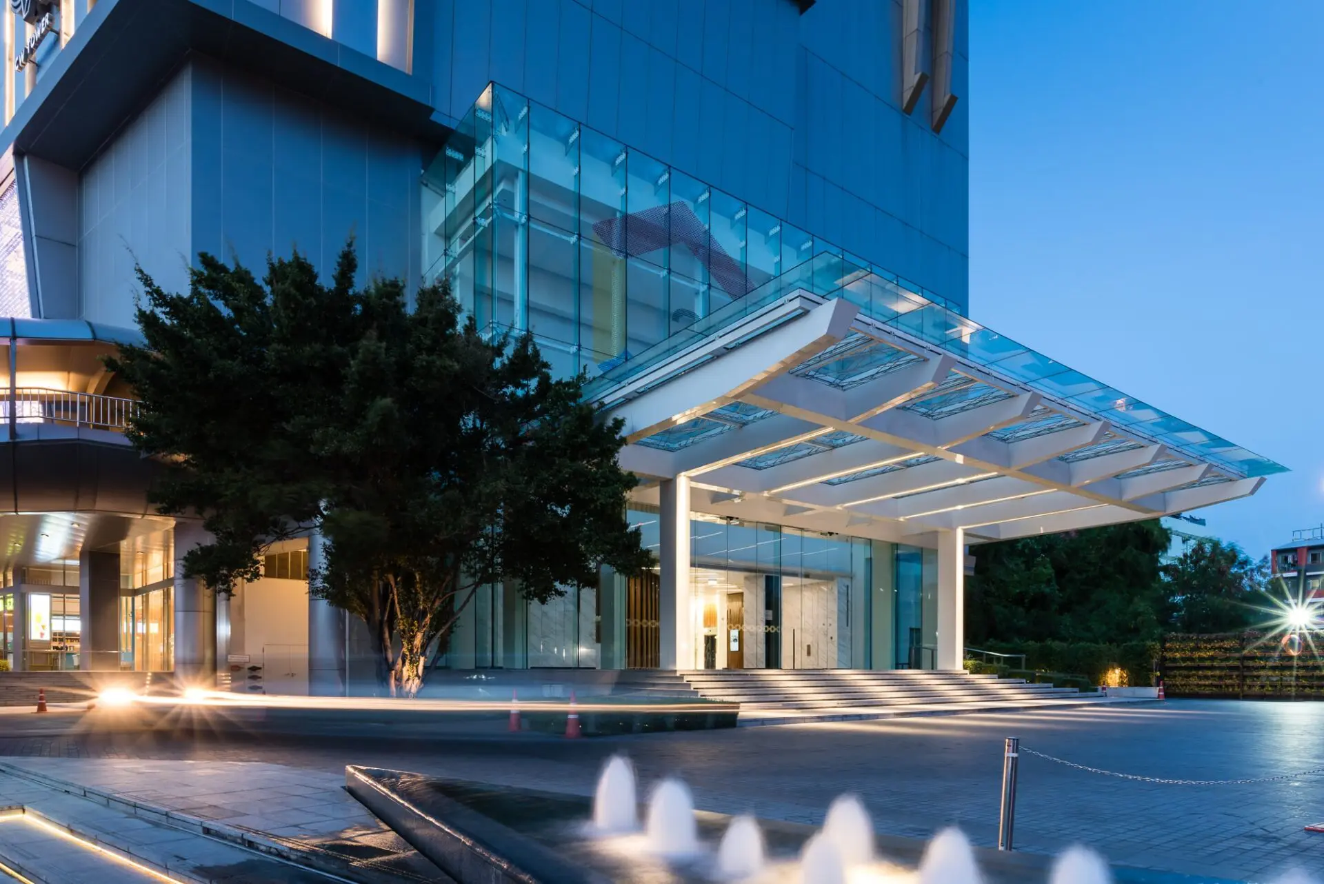 อาคารซีดับเบิลยู ทาวเวอร์ (CW Tower) สำนักงานให้เช่าติดถนนรัชดาภิเษก กรุงเทพฯ ใกล้เดอะ สตรีท รัชดา