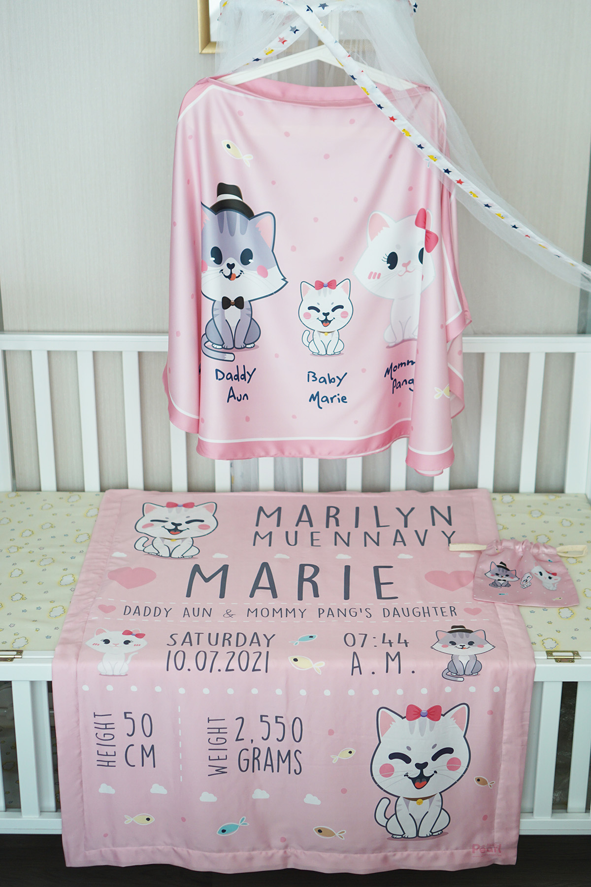 ชุดของขวัญเด็กแรกเกิด ผ้าคลุมให้นม + ผ้าห่มขนาด 75x100cm ลาย Kitten's Family - Pink
