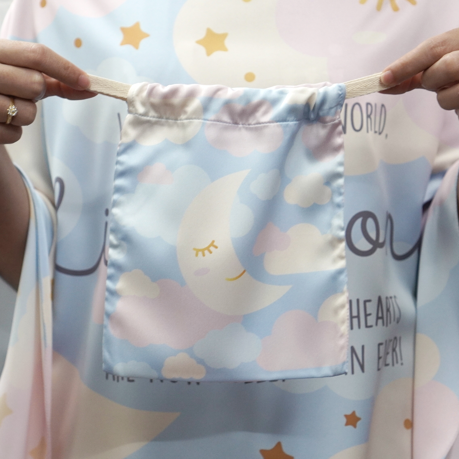 ผ้าคลุมให้นม 3in1 (รุ่นมีกระดุม ถอดโครงได้) แบบสั่งทำใส่ชื่อ ลาย Moon - Blue
