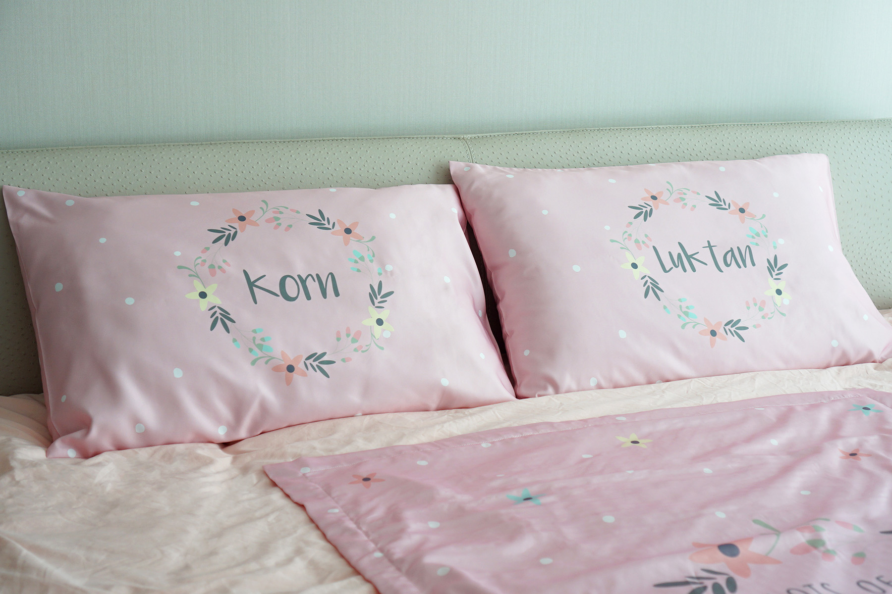 ปลอกหมอนหนุนคู่ พิมพ์ลายเต็มผืน Polka Dot - Pink - Floral Frame