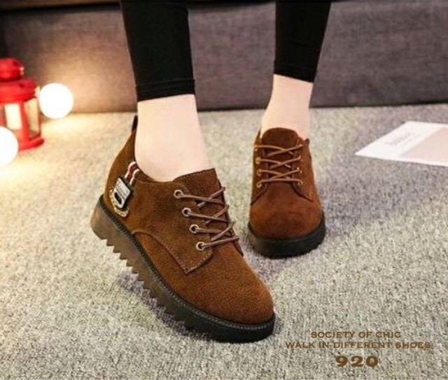 รองเท้าผ้าใบหนังกลับสไตล์แฟชั่นเกาหลี (สีดำ)