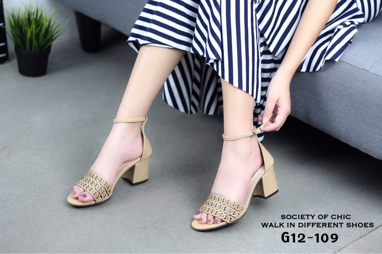 รองเท้าส้นเตี้ยรัดข้อหนังนิ่ม (สีครีม)