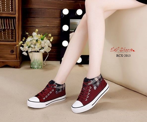 รองเท้าผ้าใบหุ้มข้อแต่งผ้าลายสก็อต (สีแดง)
