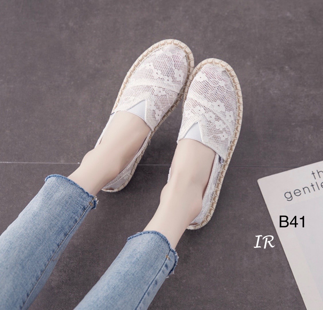 รองเท้าลูกไม้ทอลาย (สีขาว)