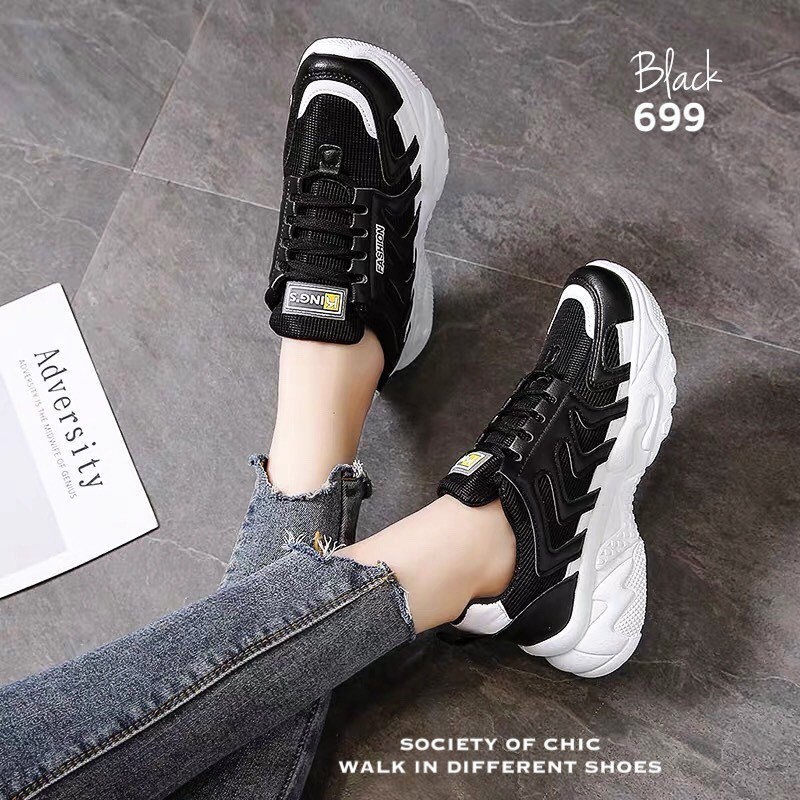 รองเท้าผ้าใบกันลื่นสไตล์สปอร์ต (สีขาว)