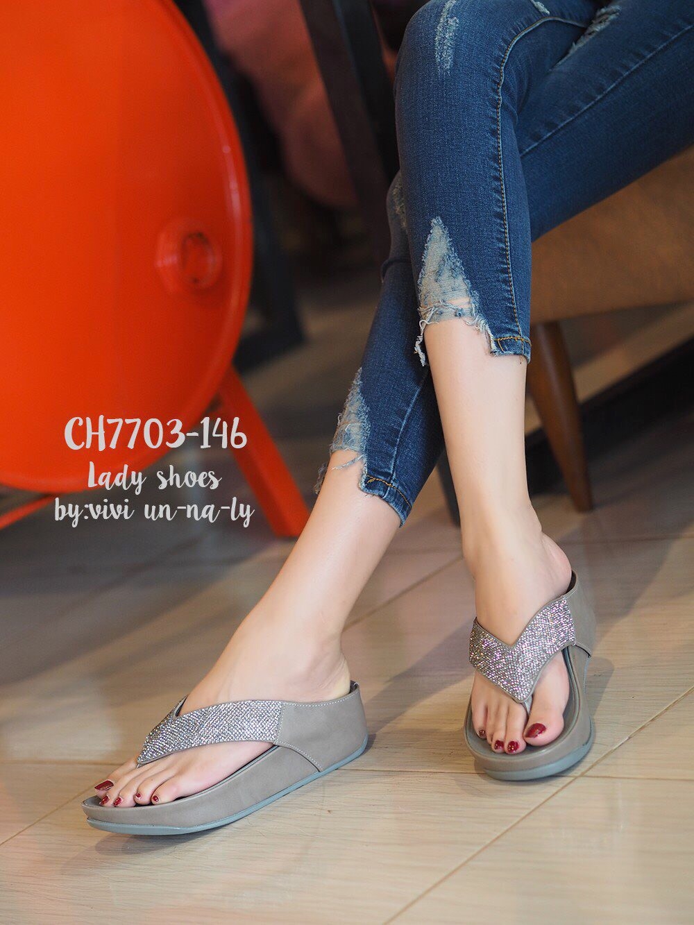 รองเท้าสไตล์ Fitflopแบบคีบประดับเพชร (สีเทา)