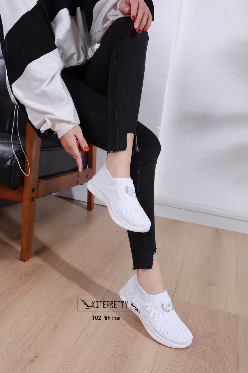 รองเท้าผ้าใบผ้ายืดปักลาย (สีเทา)