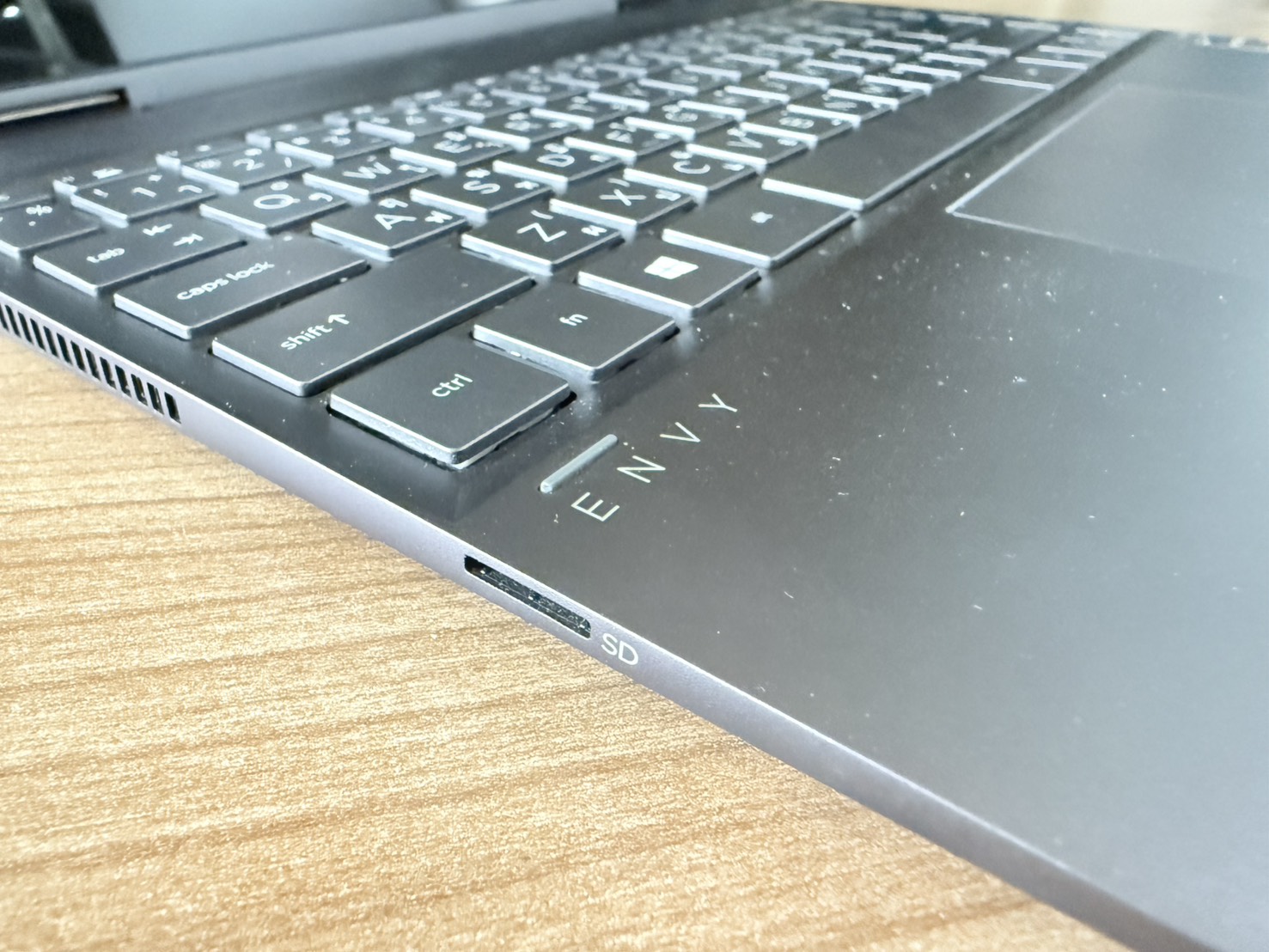 โน้ตบุ๊ค HP Envy x360 (Ryzen5 2500U/8GB/M.2 256GB) + Adapter จอ Bright เล็กน้อย มุมเครื่องกรอบจอบุบ