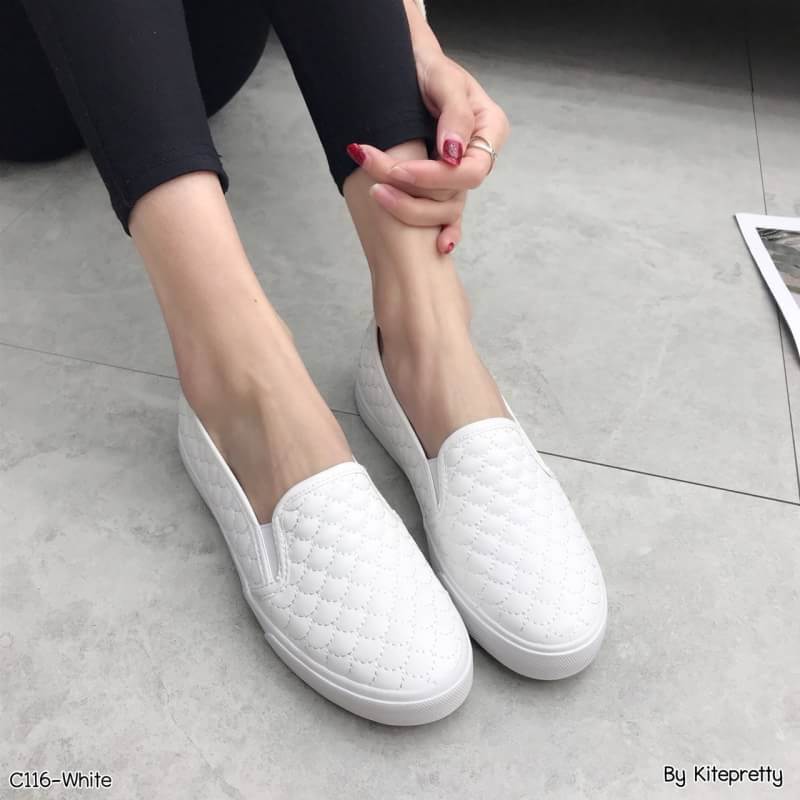 รองเท้าผ้าใบทรงสวมแต่งลายเกล็ด (สีดำ)