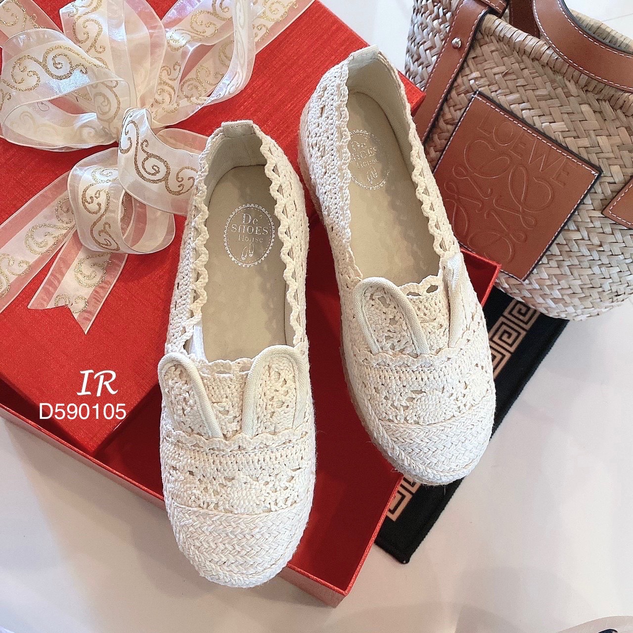 รองเท้าลูกไม้ถักหูกระต่าย (สีครีม)