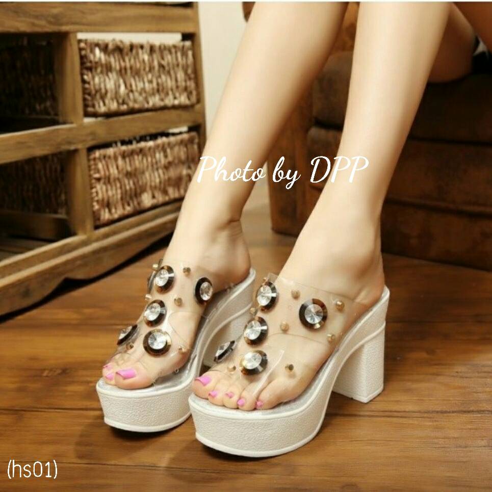 รองเท้าส้นสูงคริสตัลแต่งหมุด